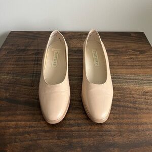 Trotters Tracy Leather Pumps, Size 8N, Colour Beige.